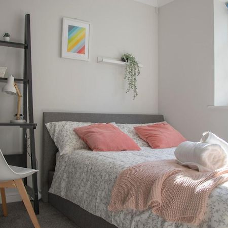 Lovely 3-Bedroom Apartment In Колчестър Екстериор снимка