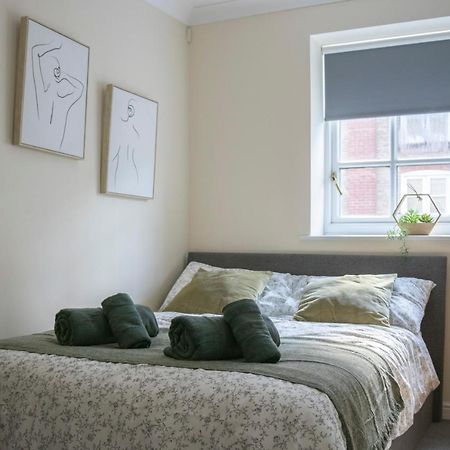Lovely 3-Bedroom Apartment In Колчестър Екстериор снимка