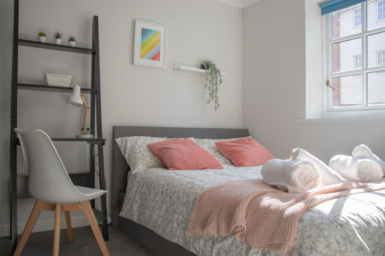 Lovely 3-Bedroom Apartment In Колчестър Екстериор снимка