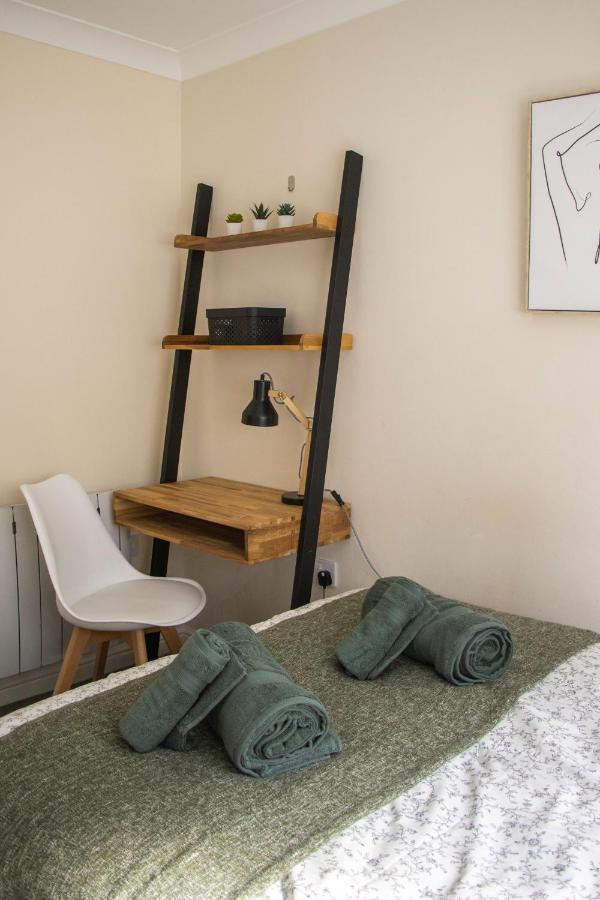Lovely 3-Bedroom Apartment In Колчестър Екстериор снимка