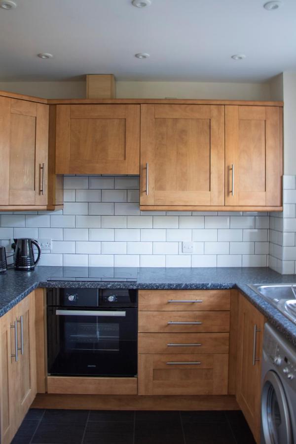 Lovely 3-Bedroom Apartment In Колчестър Екстериор снимка