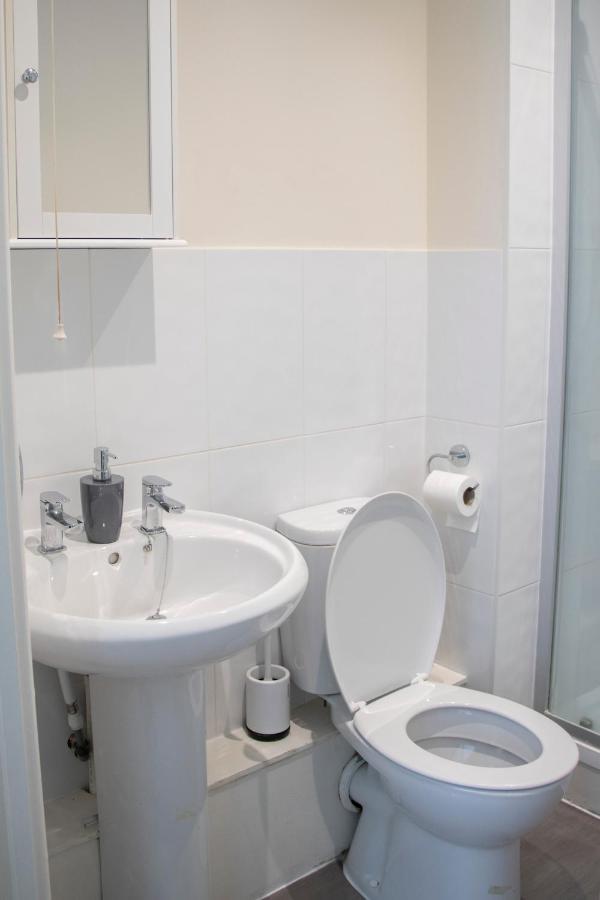 Lovely 3-Bedroom Apartment In Колчестър Екстериор снимка