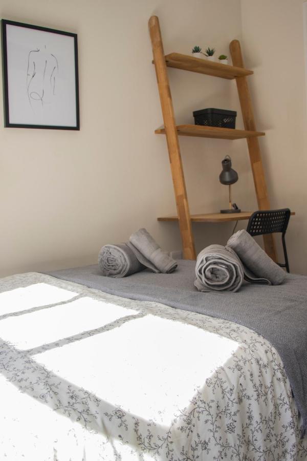 Lovely 3-Bedroom Apartment In Колчестър Екстериор снимка