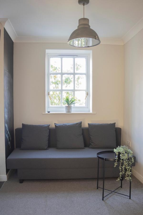 Lovely 3-Bedroom Apartment In Колчестър Екстериор снимка