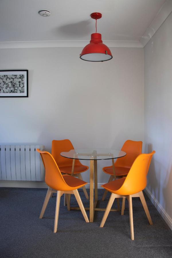 Lovely 3-Bedroom Apartment In Колчестър Екстериор снимка